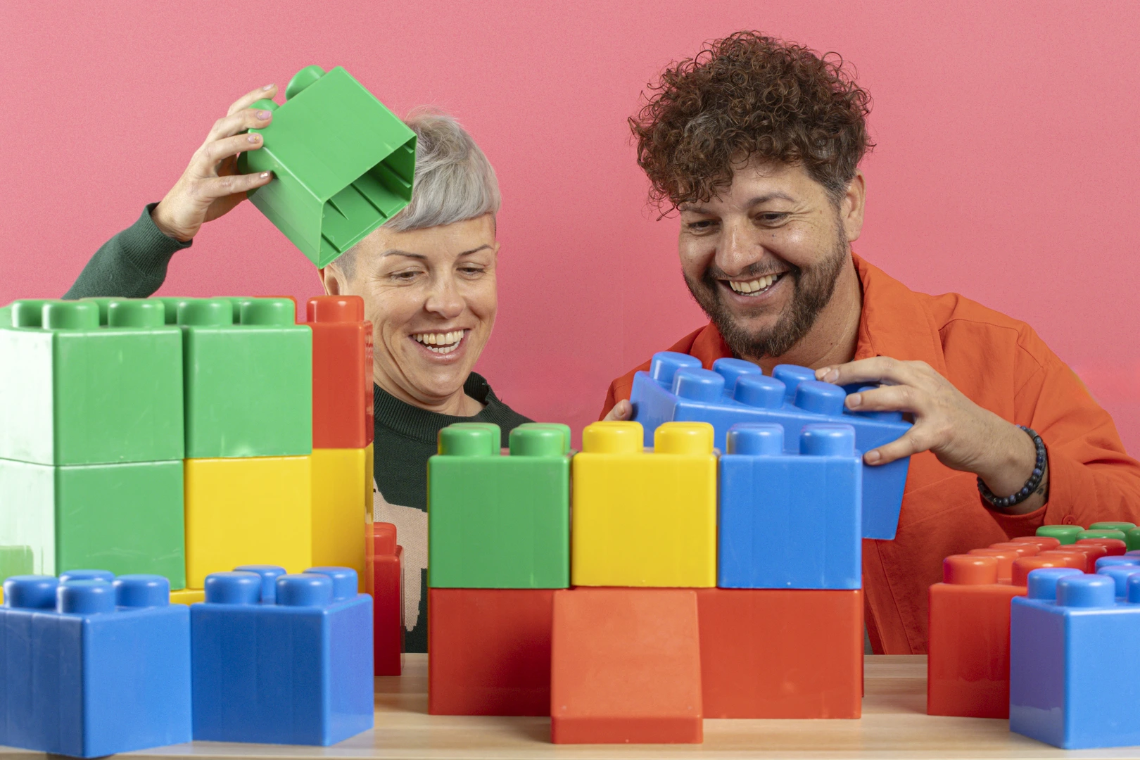 dos adultos realizando un juego para diagnosticar autismo