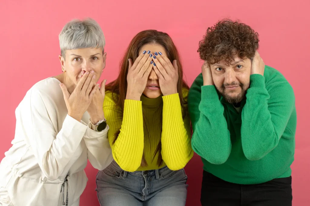 Adultos haciendo muecas sobre emociones 