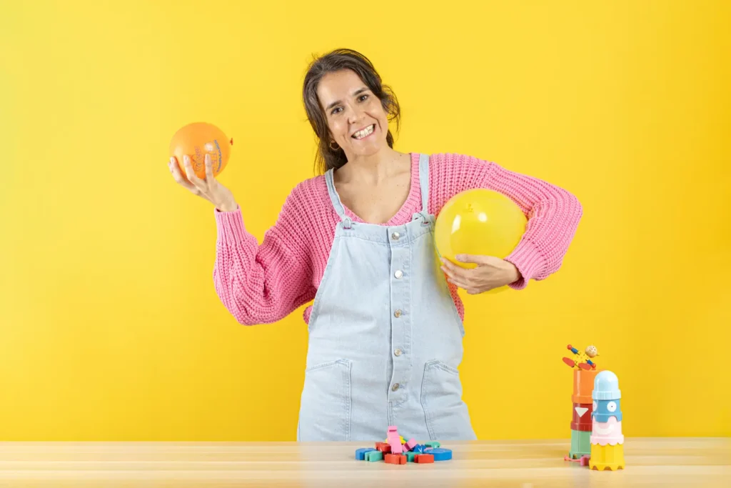 mujer adulta con globos en las manos, realizando un ejercicio de evaluación de neurodivergencia