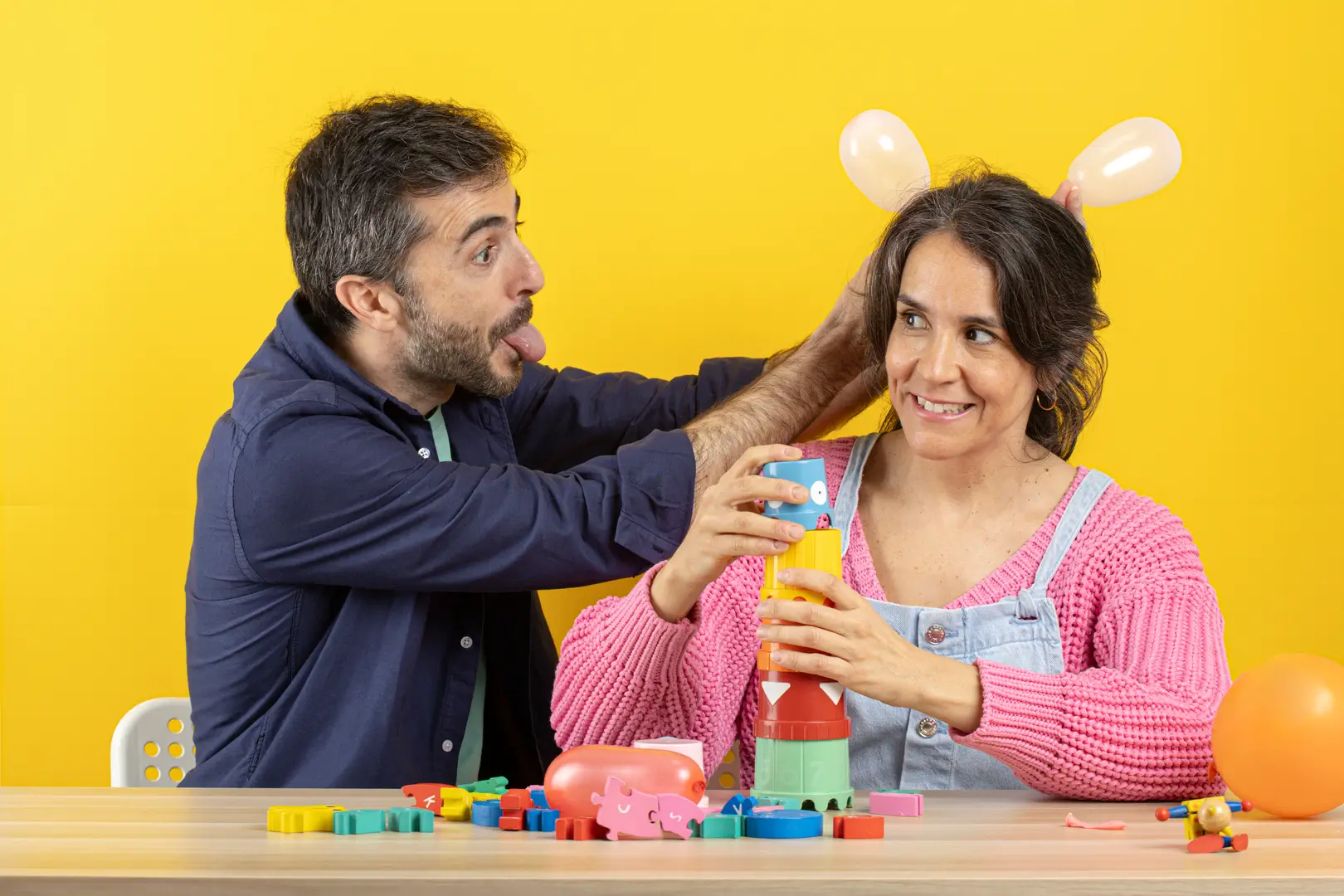 dos adultos autistas realizando una evaluación terapéutica