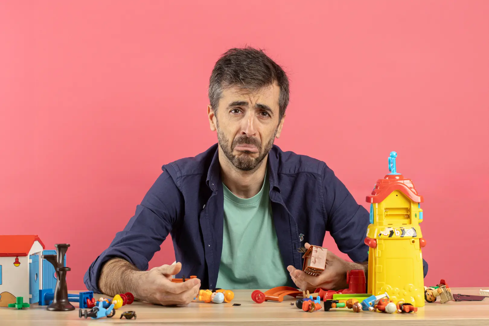 hombre neurodivergente sintiéndose cansado tras socializar