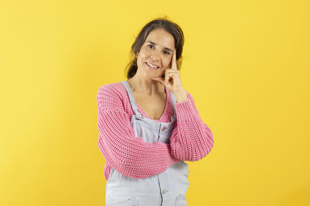 mujer pensando sobre el resultado negativo del análisis de neurodivergencia