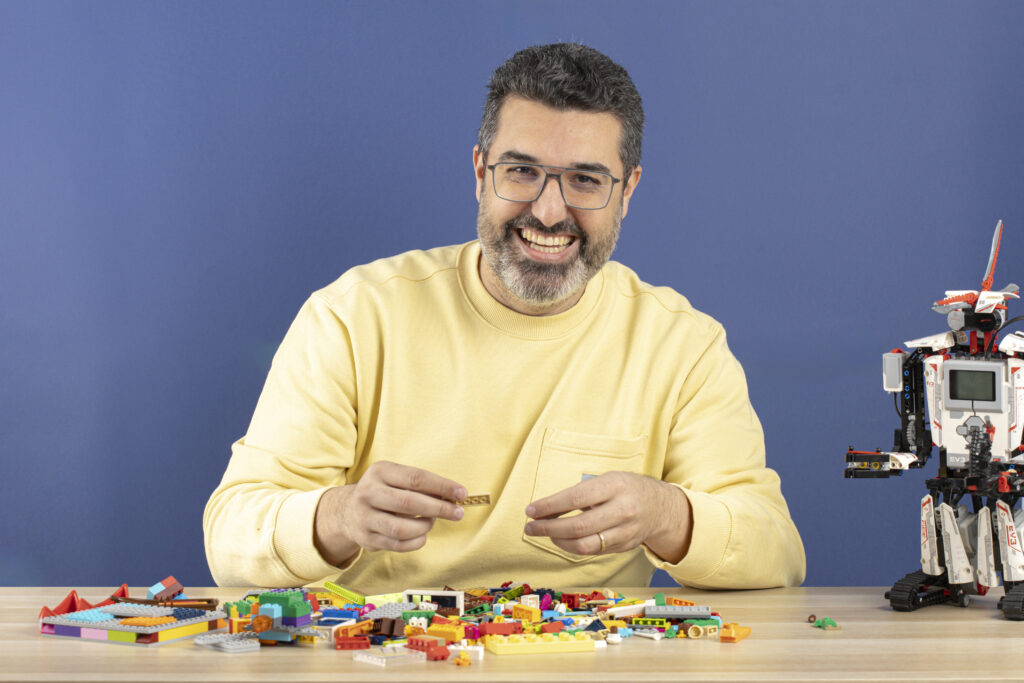 adulto realizando con unos juguetes una evaluación de autismo en adultos